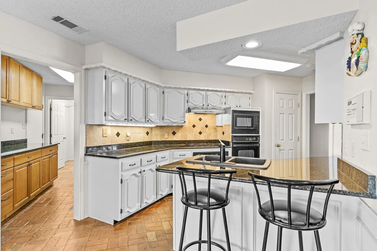 Lakeshore &nbsp;&middot;&nbsp; Kitchen - Before